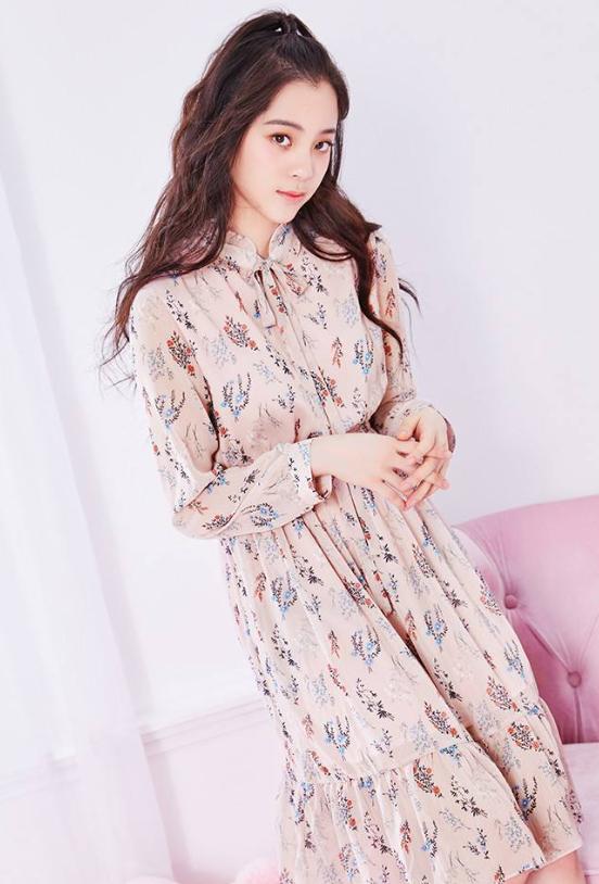 看看女星们的碎花裙穿搭,简直美爆了!