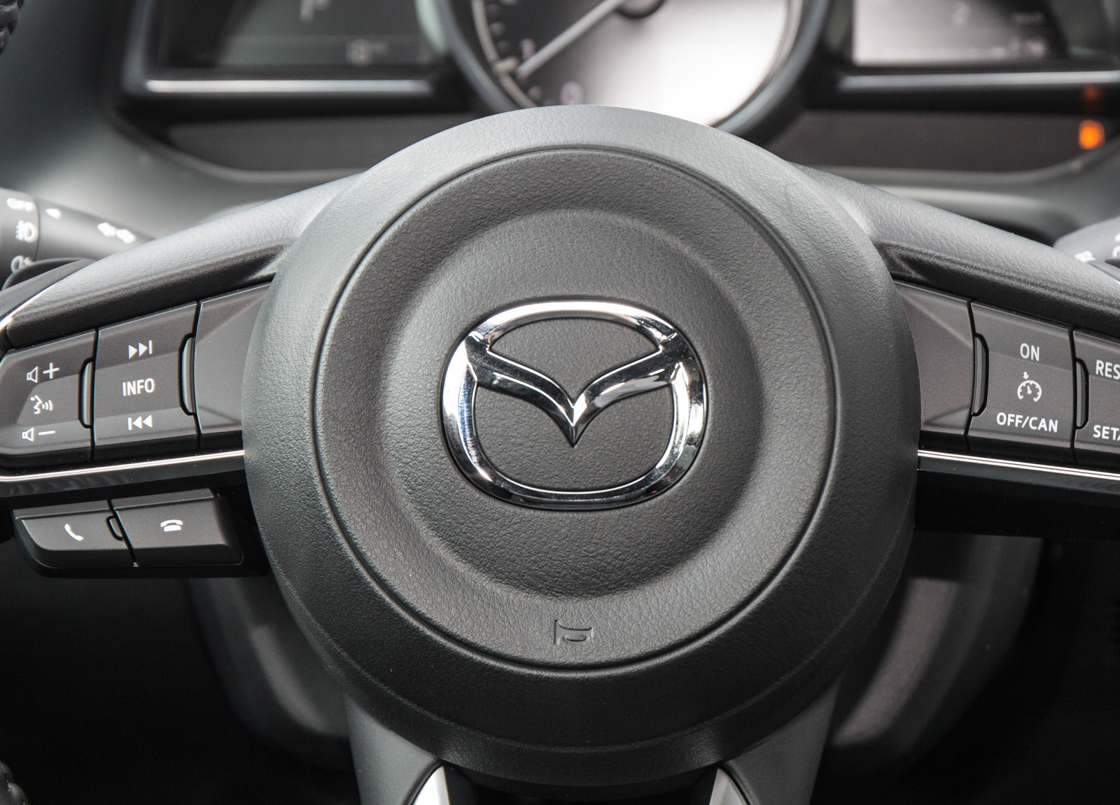 方向盘上面的logo很大很清晰,对于提高车子的辨识度有很好的作用