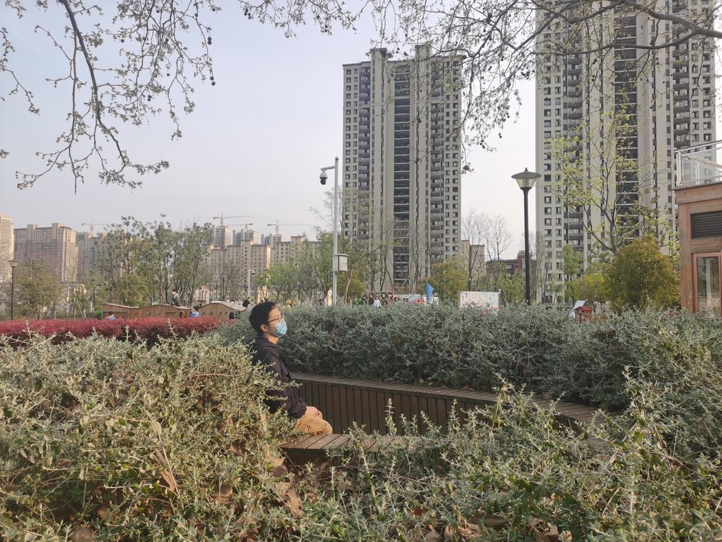 帕特里克·吴每天在网上花很多时间跟朋友和其他人聊天,讨论疫情,并对中国政府的处理不当和混乱感到愤怒。
