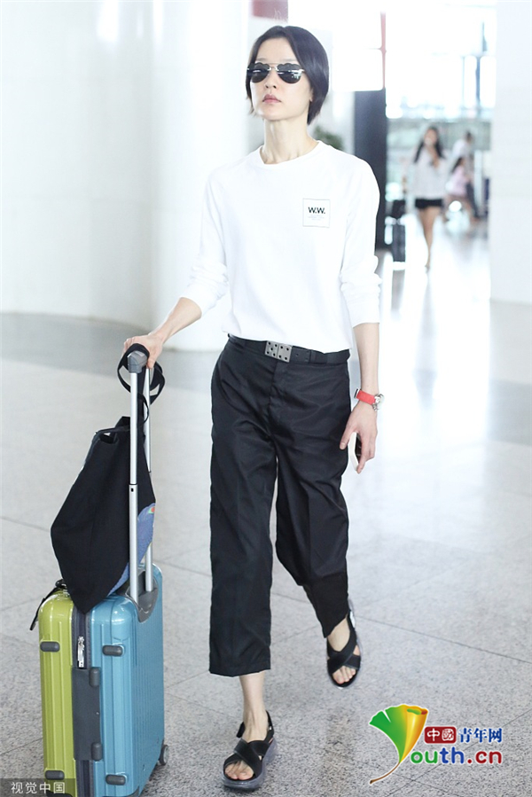 杜鹃短发戴墨镜显干练 穿白衣黑裤秀长腿好身材