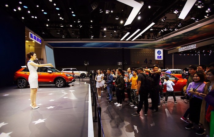 东风启辰车展,刚刚好赶上的舞台表演,车展原来这么有趣