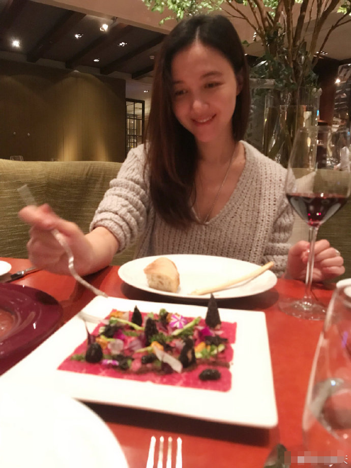 朱孝天为老婆补生日恰赶领证三周年,双喜临门庆三天,大钻戒好闪