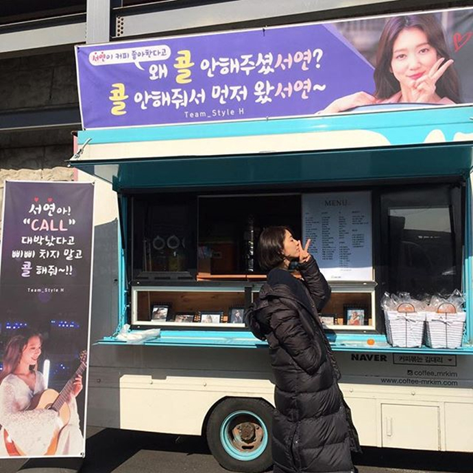 朴信惠过生日托腮嘟嘴可爱,剪短发粉嫩少女感