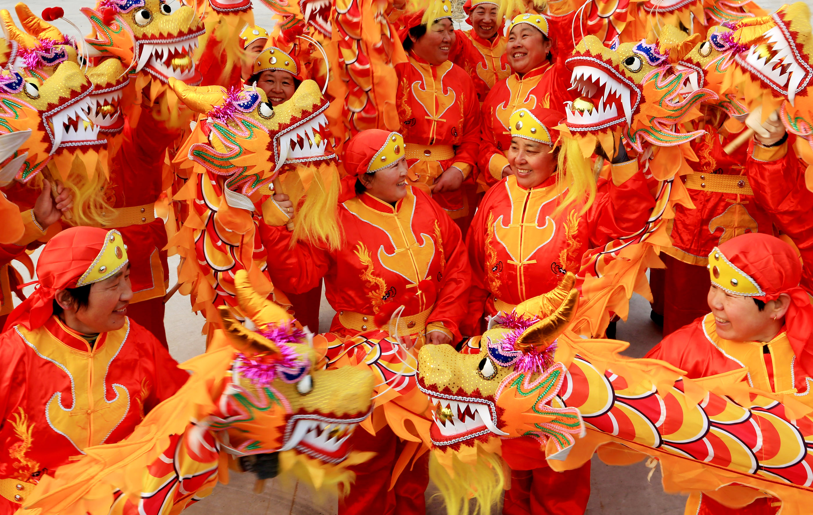 (文化)(2)排练"手龙舞" 喜迎佳节来