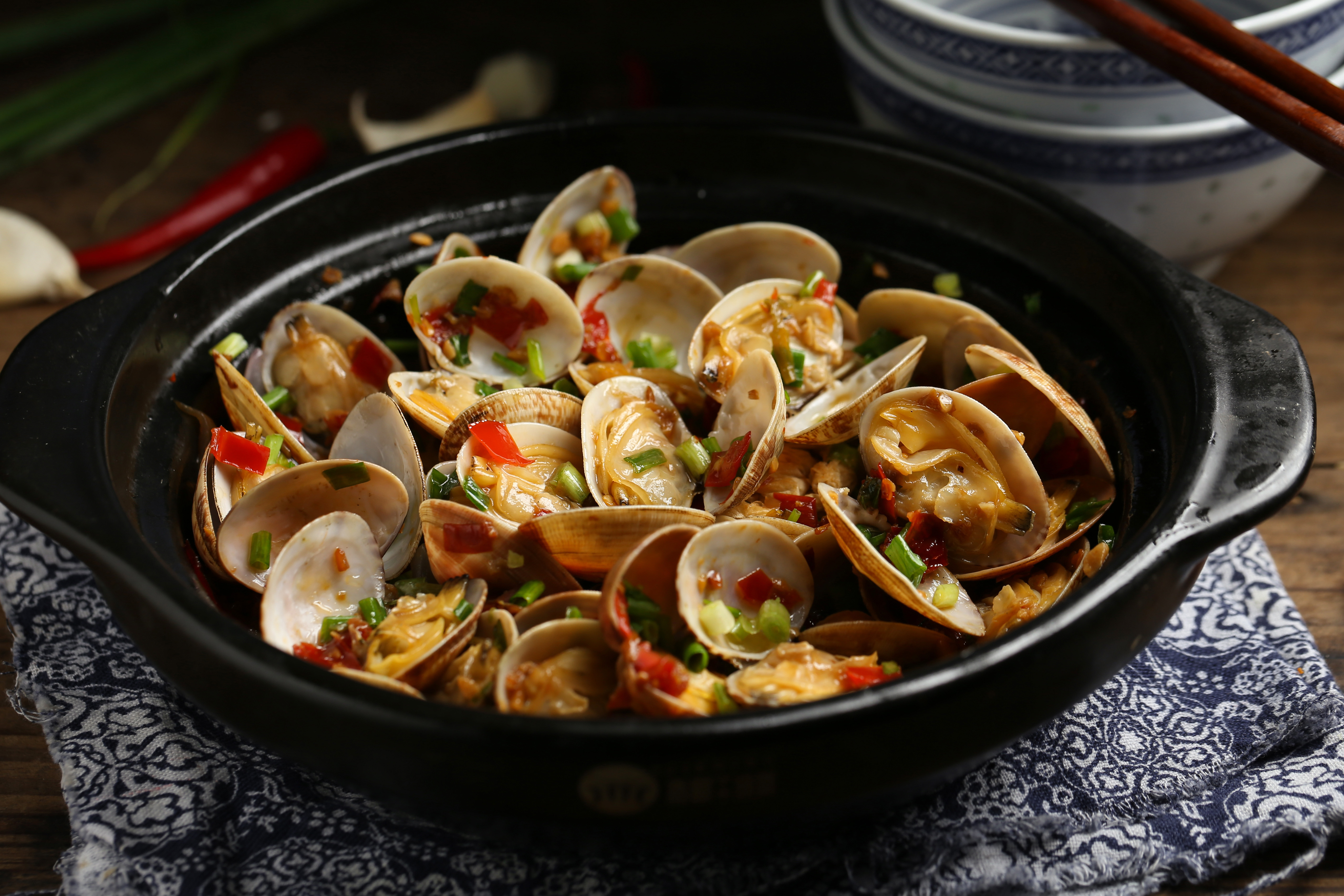 花蛤别再炒着吃了,这样做鲜辣过瘾又简单,一口一个停不下嘴