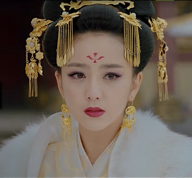 古装剧中女星戴步摇,杨颖清纯,佟丽娅精致,而她让人一眼万年!