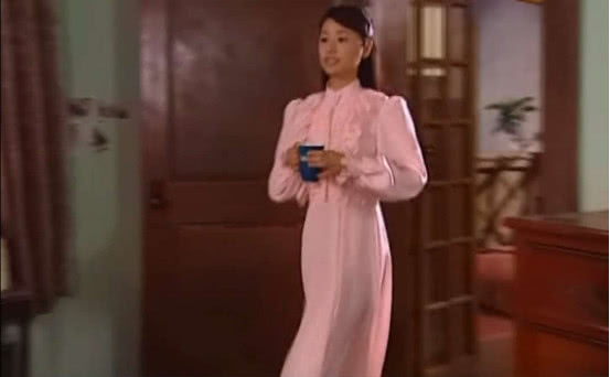 如萍的衣服竟然这么多?而且件件都很时髦,真不愧是大小姐