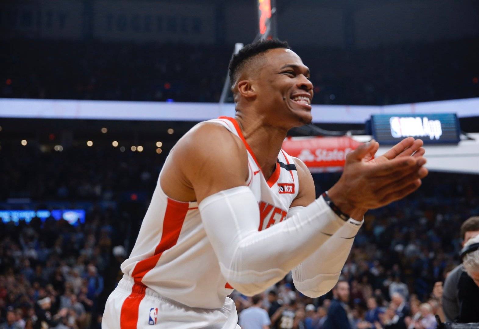 泪目!重回雷霆,16000人起立鼓掌,威少的举动令球迷们沸腾了!