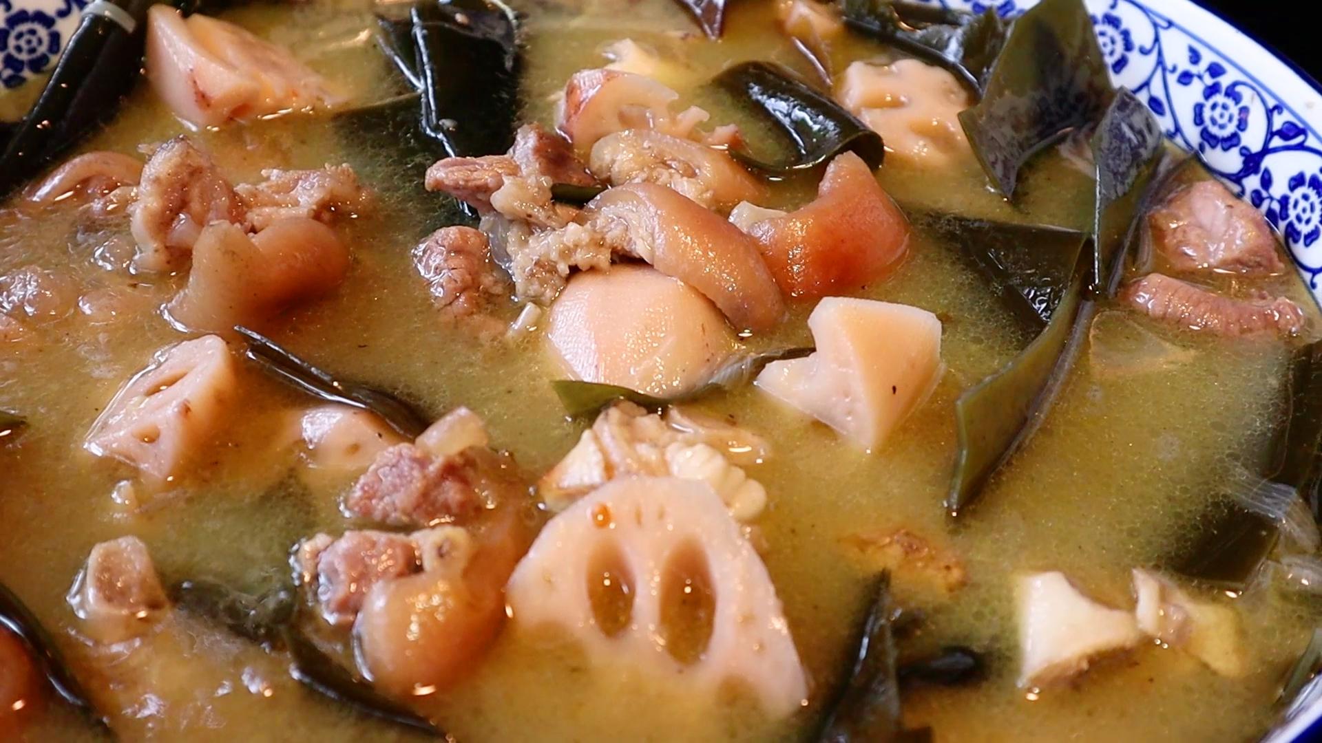 猪脚海带汤的家常做法,大厨教你1招,猪脚肥而不腻还不腥,收藏