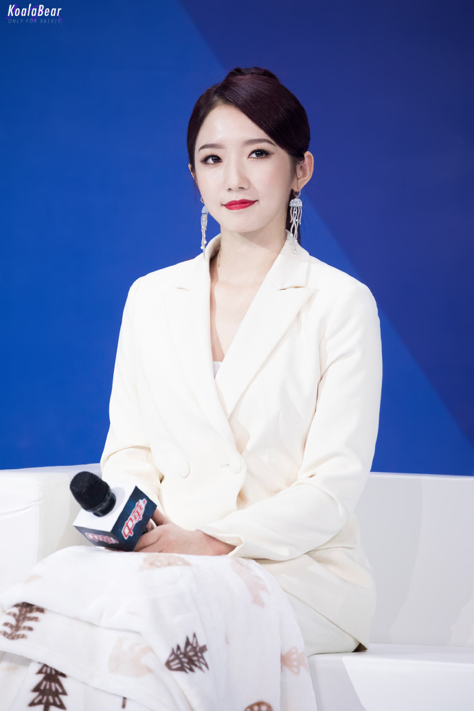 孟美岐穿白色西服亮相活动皮肤白皙笑容灿烂,毯子盖腿上严防走光