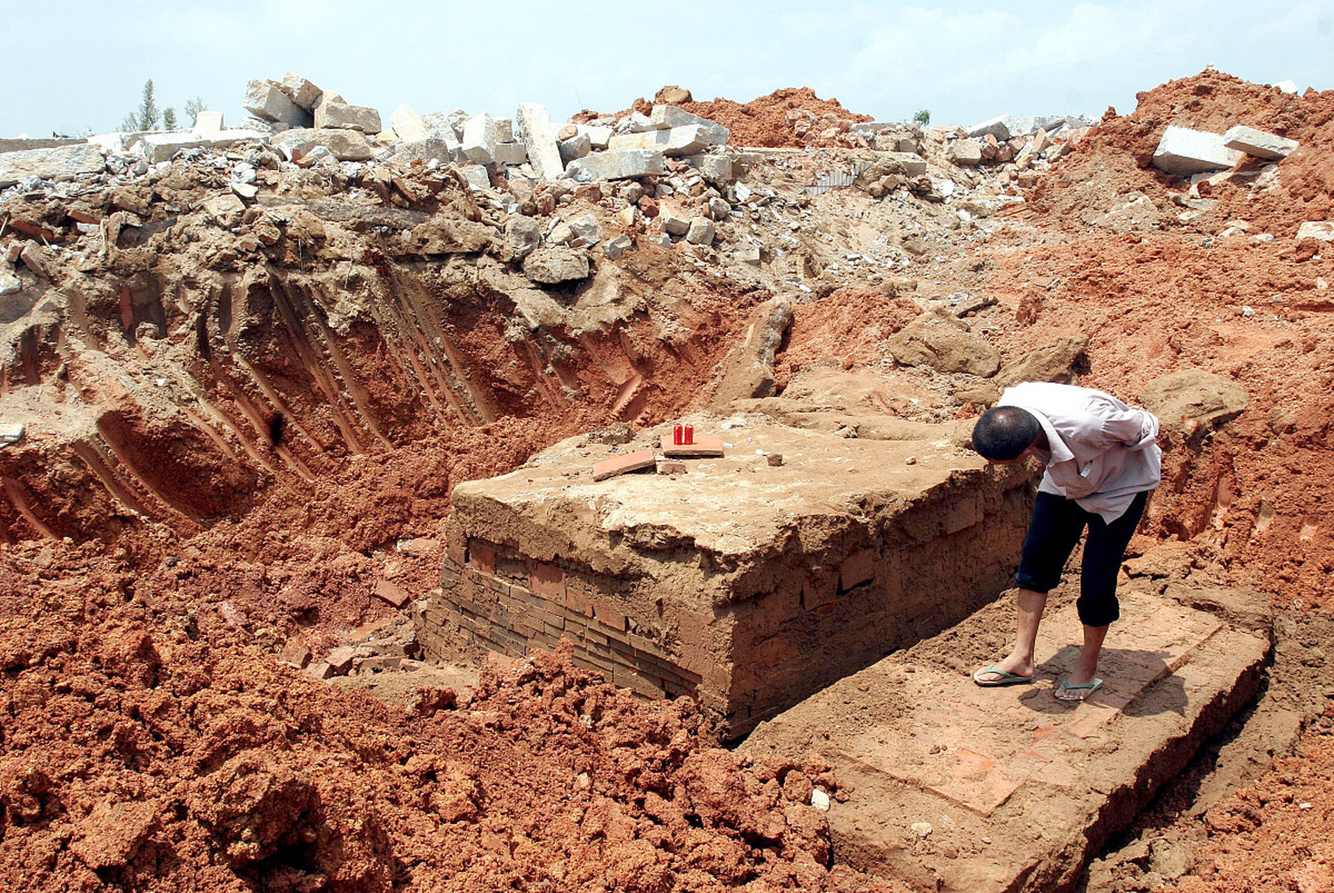 墓志揭示墓主身份,却无棺椁踪影,散布水银营造诡异氛围