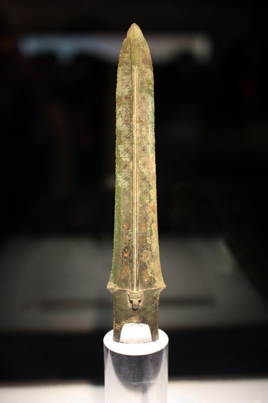 越王勾践剑,春秋晚期越国青铜器,国家一级文物,这把剑,于1965年出土.