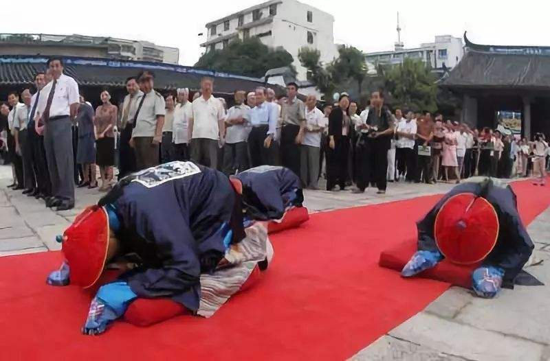 清朝上朝见皇帝,为何官员下跪前都需要拍一拍袖子?原因是这样的