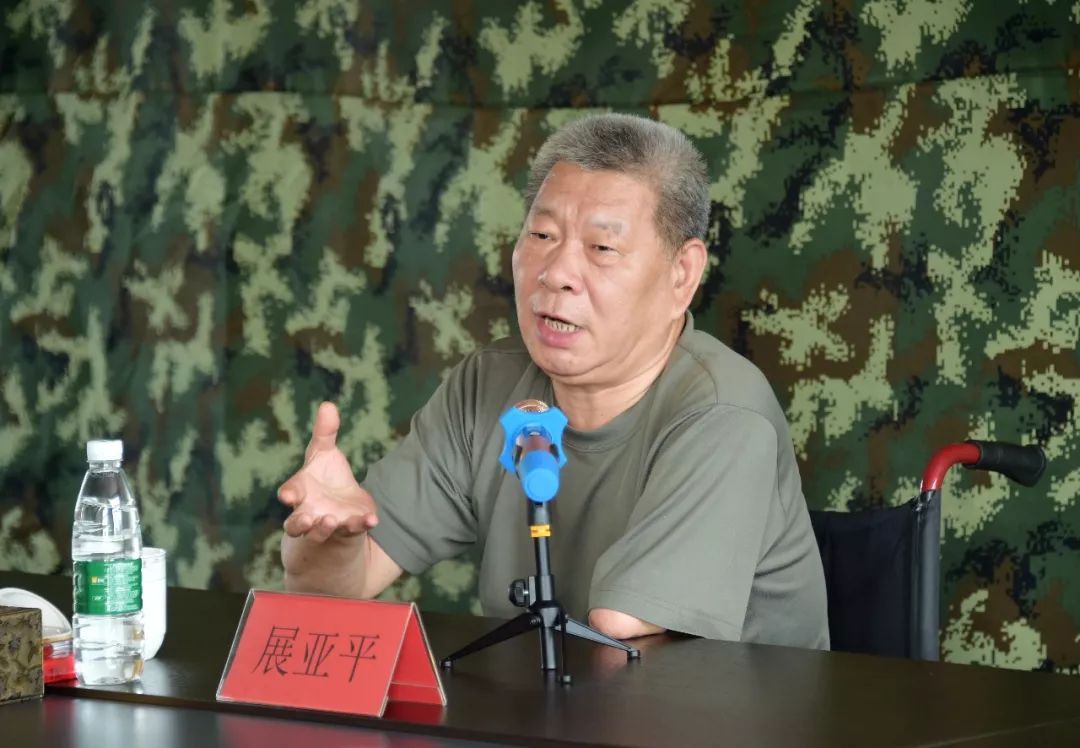 他成为对越反击战受伤最严重伤员,失去双腿和左手,战后成富豪