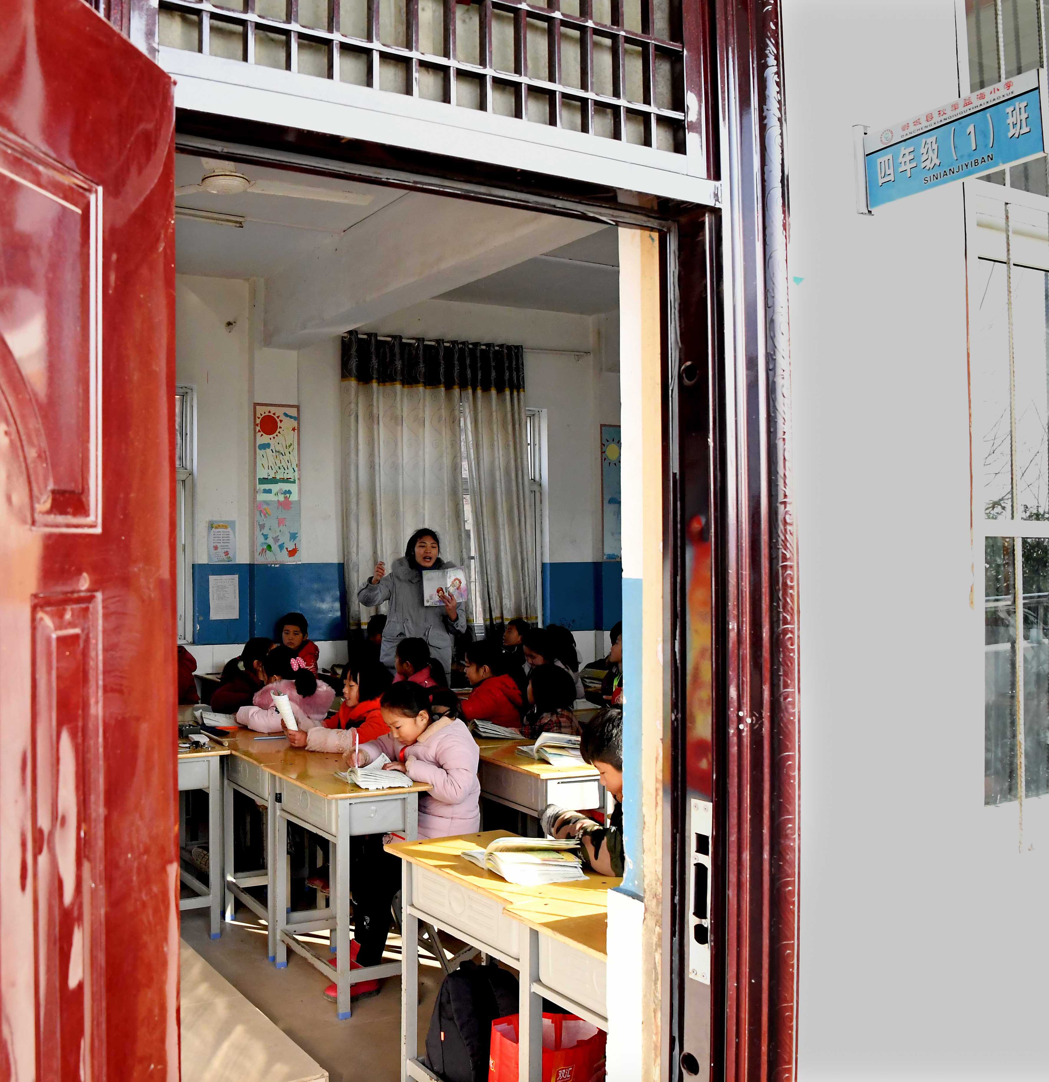 12月13日,在郸城县秋渠乡益海小学,刘培给四年级一班学生上语文课.