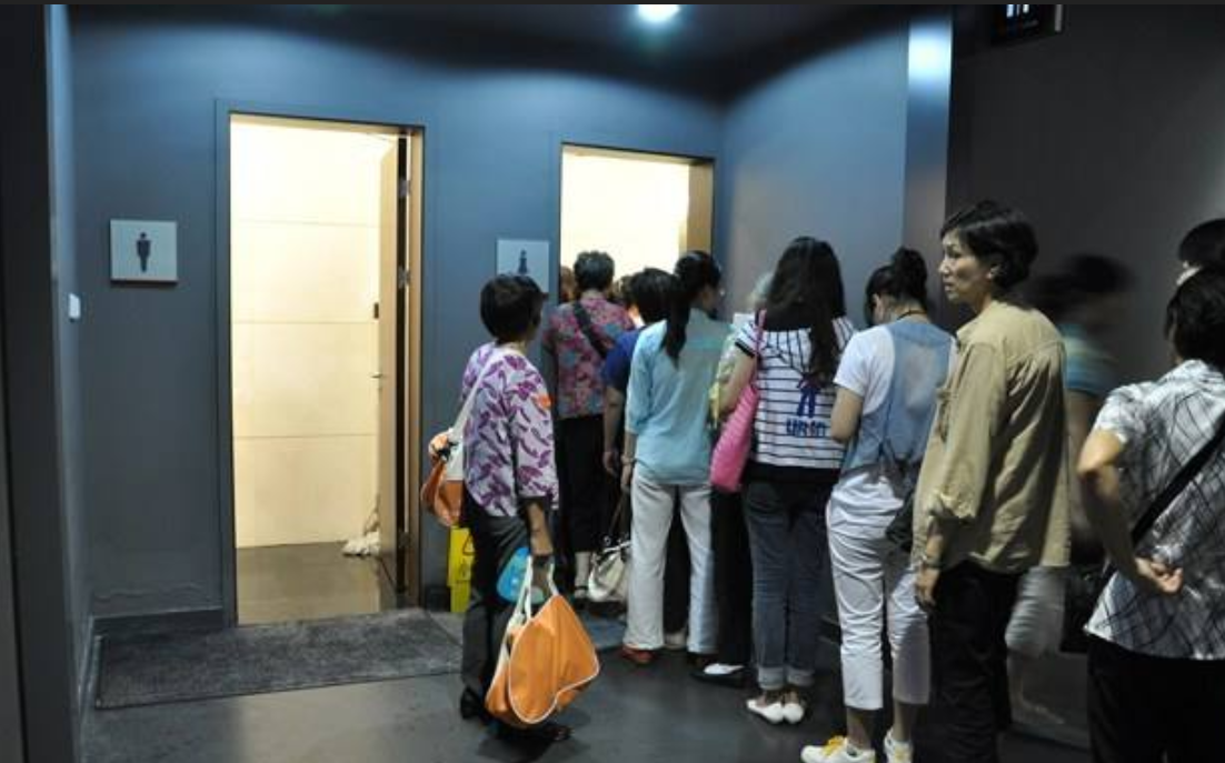 为什么女厕所经常要排长队?今天可算是明白了
