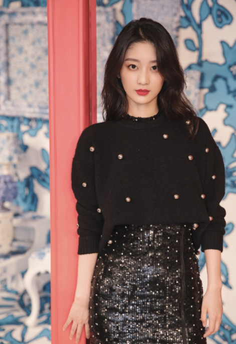 戚砚笛身着黑色毛衣亮片开叉半裙,黑色搭配红唇,尽显女王范儿!