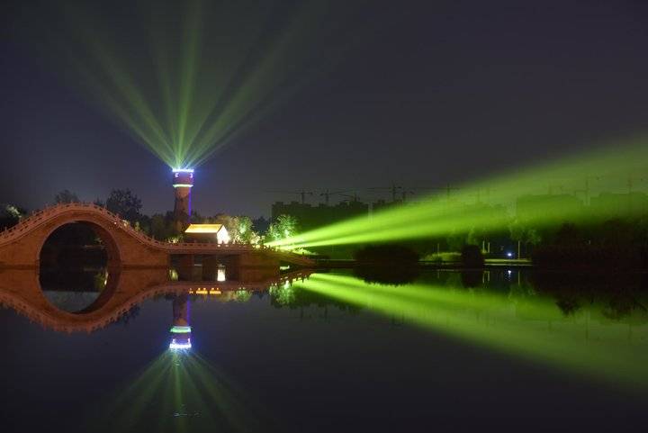 淄博红莲湖夜晚绚丽的灯光秀