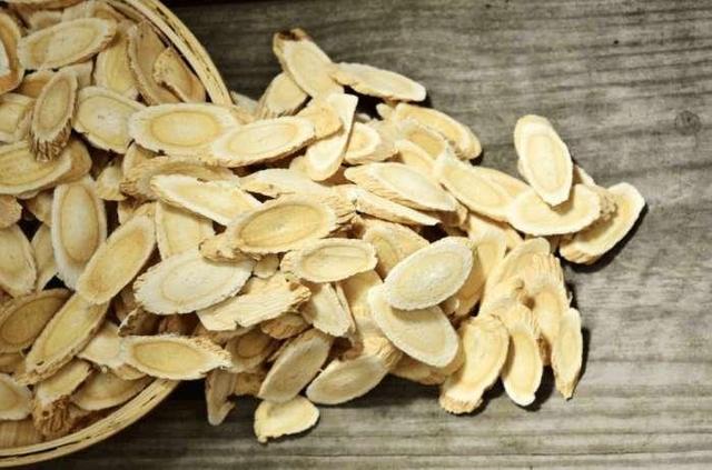 医生提醒:黄芪是个廉价"养生高手",用它泡水喝,能除病养命!