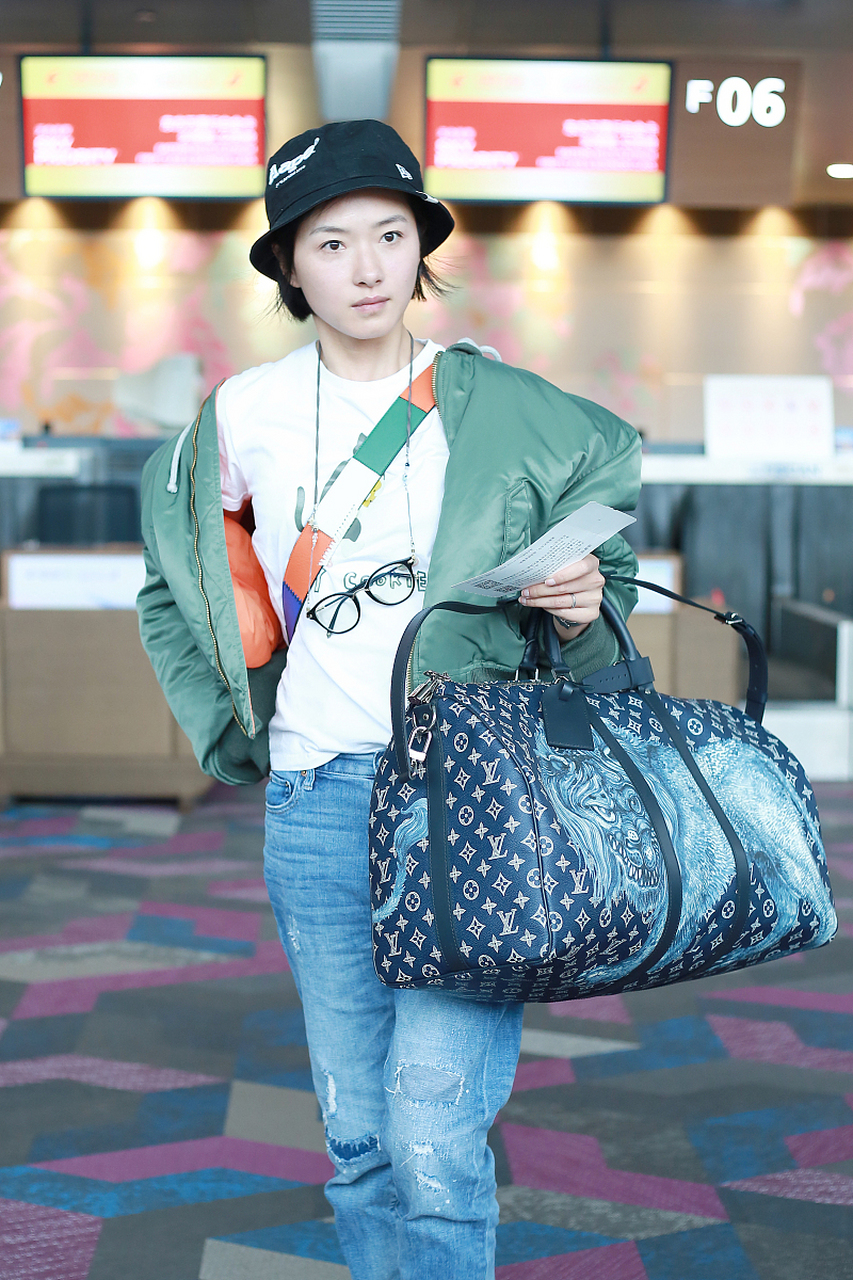 万茜属于芒果系艺人,她的全约都是签在芒果旗下的,她这几年的大部分