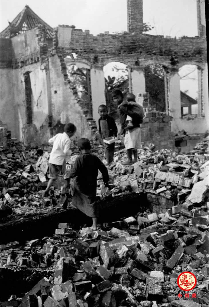 老照片:抗战时期西安遭日军轰炸,军民随时准备战斗