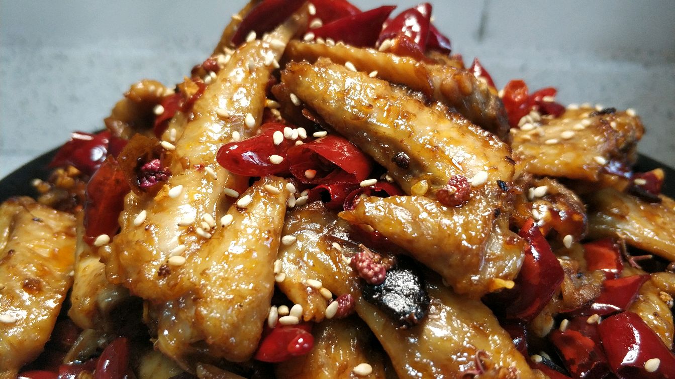 鸡翅尖这样做,香辣又入味,越吃越停不下来