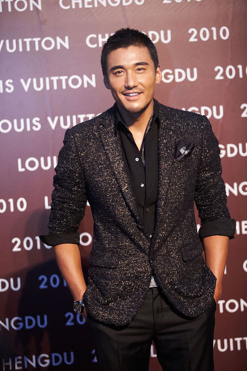 6月18日,男演员胡兵在社交平台发视频,他公开吐槽东航的一些操作,让他