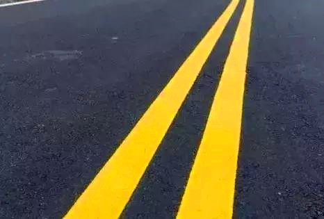 此路是你开?一男子为揽生意擅将门口双黄线改为虚线 警方罚二千