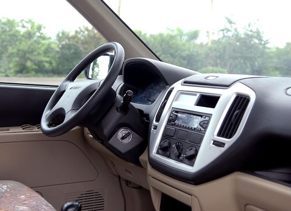 哈飞赛马外观设计很大气,低调奢华,给人一种豪华感