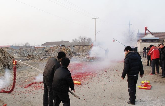 农村过年放鞭炮吗?网友神回复:过年不放鞭炮与无性婚姻无异!
