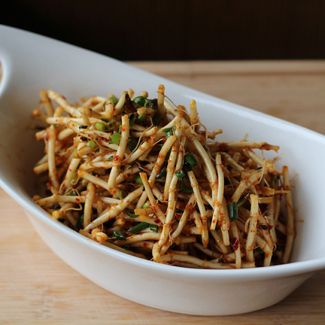 凉拌节耳根,爽口开胃,用来下酒棒极了