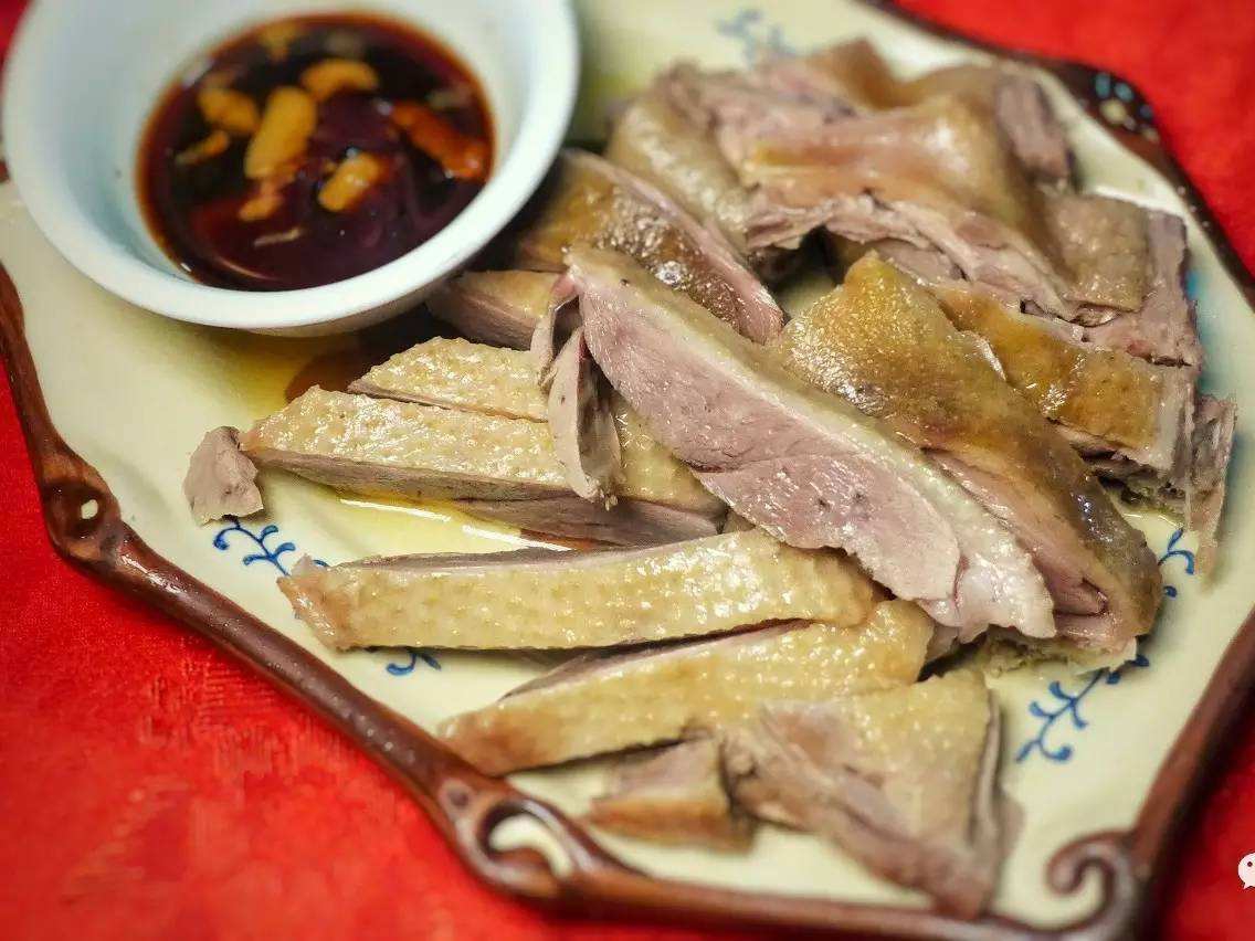 白切农家鹅是海南特色风味菜,白切鹅色泽微黄,不肥不瘦