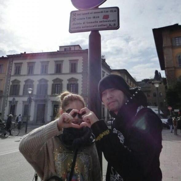 周杰伦昆凌结婚4周年,十指相扣同框比心超甜蜜,粉丝:狗粮味道