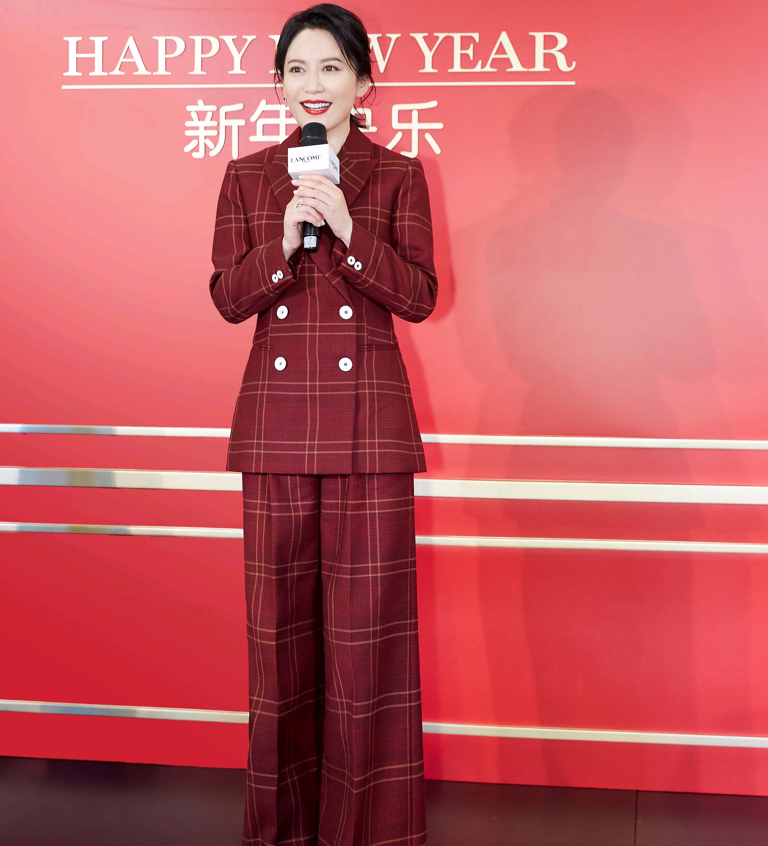 俞飞鸿重庆出席活动,一袭红色格纹西装美的不像话