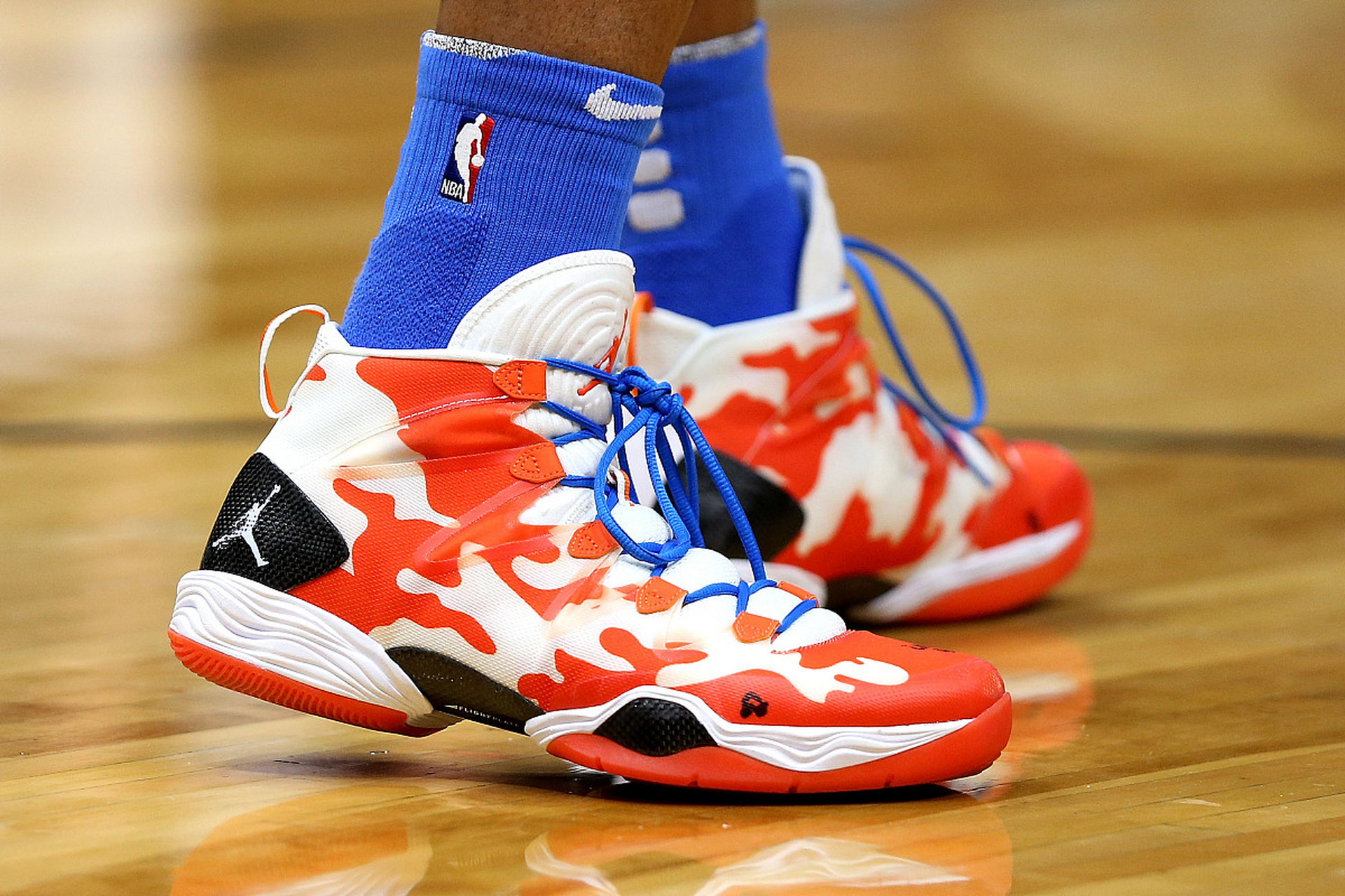 耐克篮球鞋实战推荐:hyperdunk系列,zoomrize系列和kyrie系列.