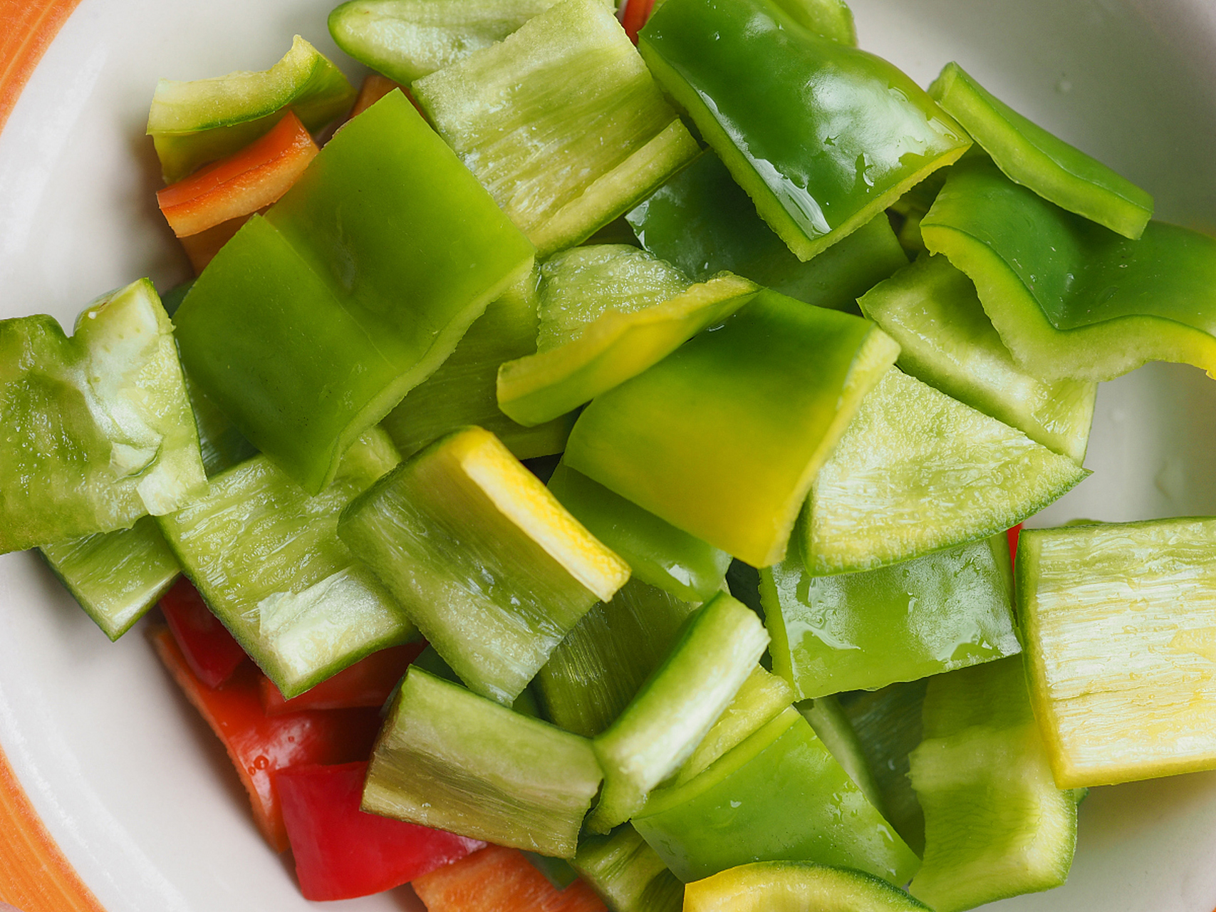 炒西瓜皮是一道非常有特色的家常菜,它的制作方法非常简单,但是味道却
