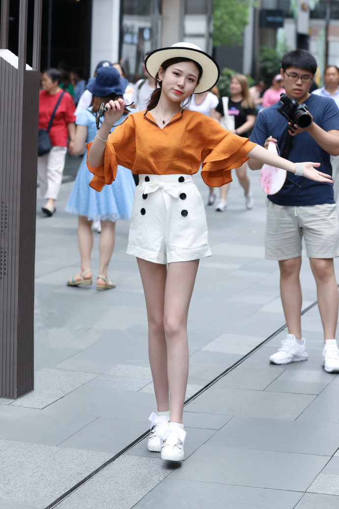 街拍:第二位美女身穿露肩包臀裙,性感火辣,走在街上很惹眼