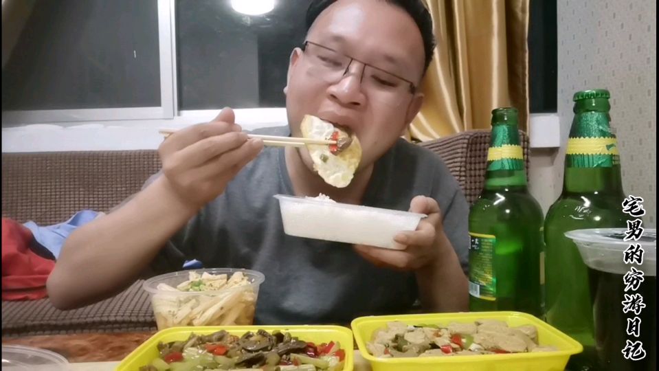 在抚州的晚饭,三个菜一碗饭两瓶啤酒,一点不浪费全部吃光