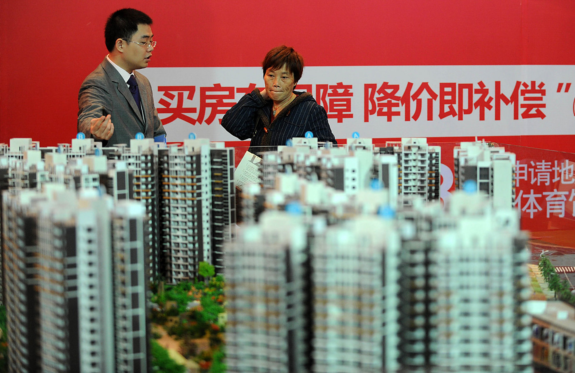 在当前的房地产市场中,房子的销售情况并不乐观,一些开发商都面僚着