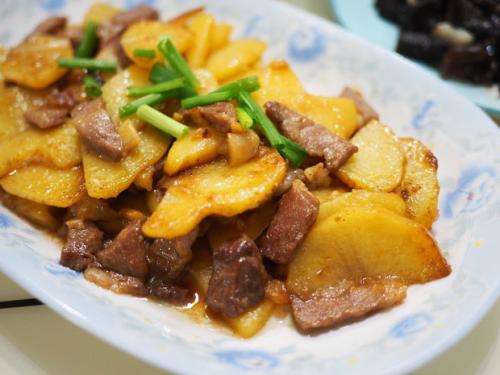 美食精品,土豆片炒肉!撒上一点葱蒜,简直就是美味!