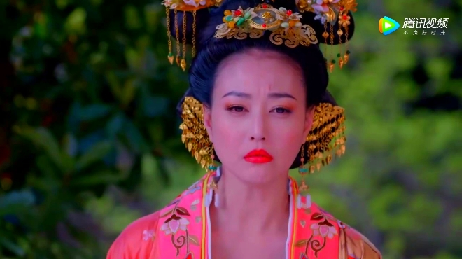 耍手腕视频 02:56 媚娘难产连御医都没任何办法,周边的宫女却让她