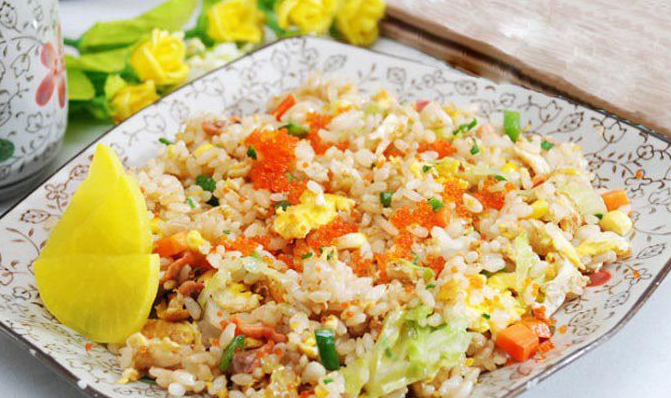 牛油炒饭是一道由冷饭,牛油块,蛋液,青瓜,香肠等做成的美食.