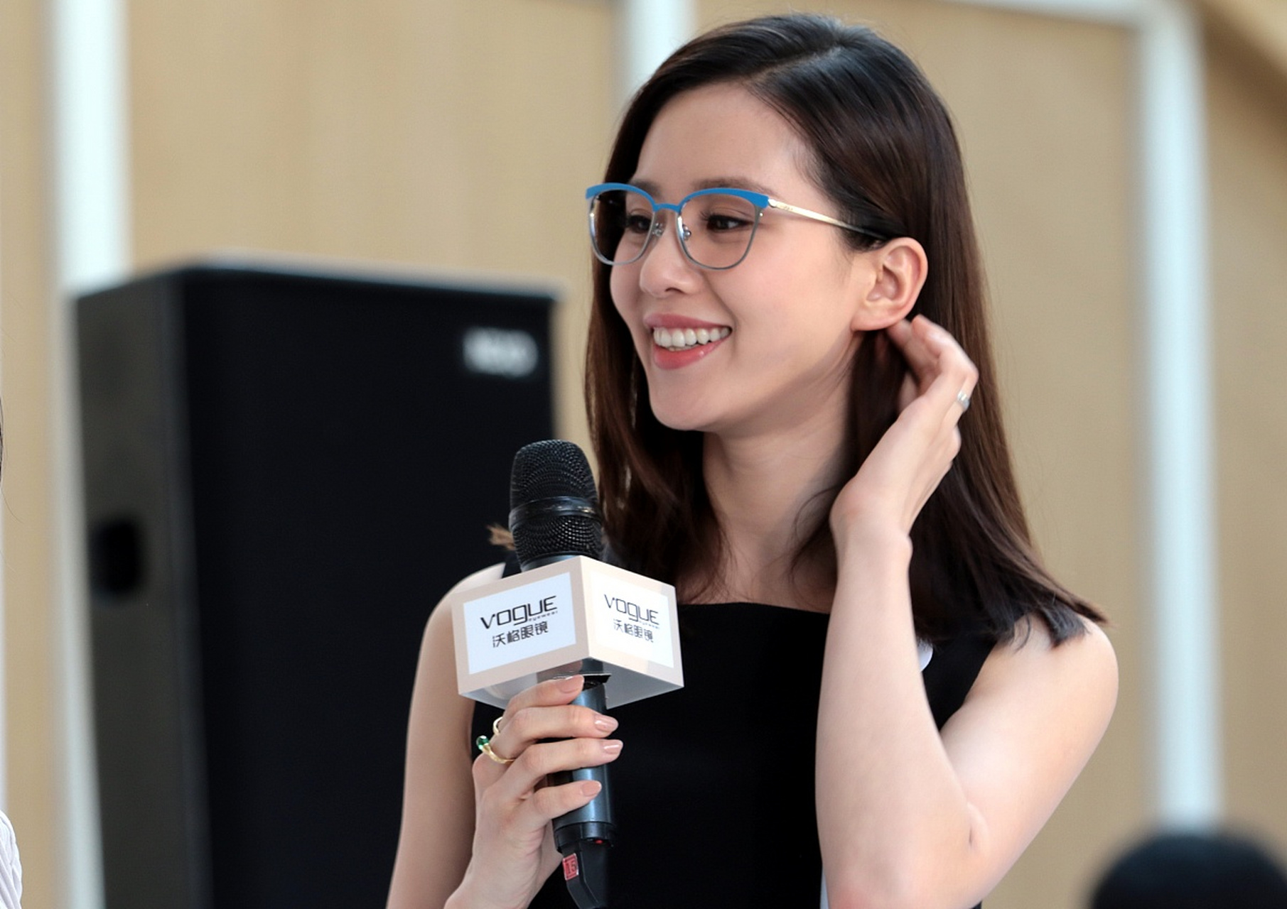 吴奇隆和刘诗诗离婚传闻再起,他被拍到带娃现身,戒指成亮点.