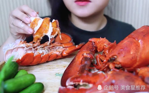 实拍韩国胖妹吃"巨型龙虾",轻易剥开大口吃,这龙虾得花多少钱