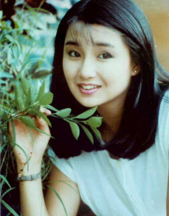 张曼玉年轻时的照片,花容月貌,一颦一笑都让人感觉魂牵梦绕