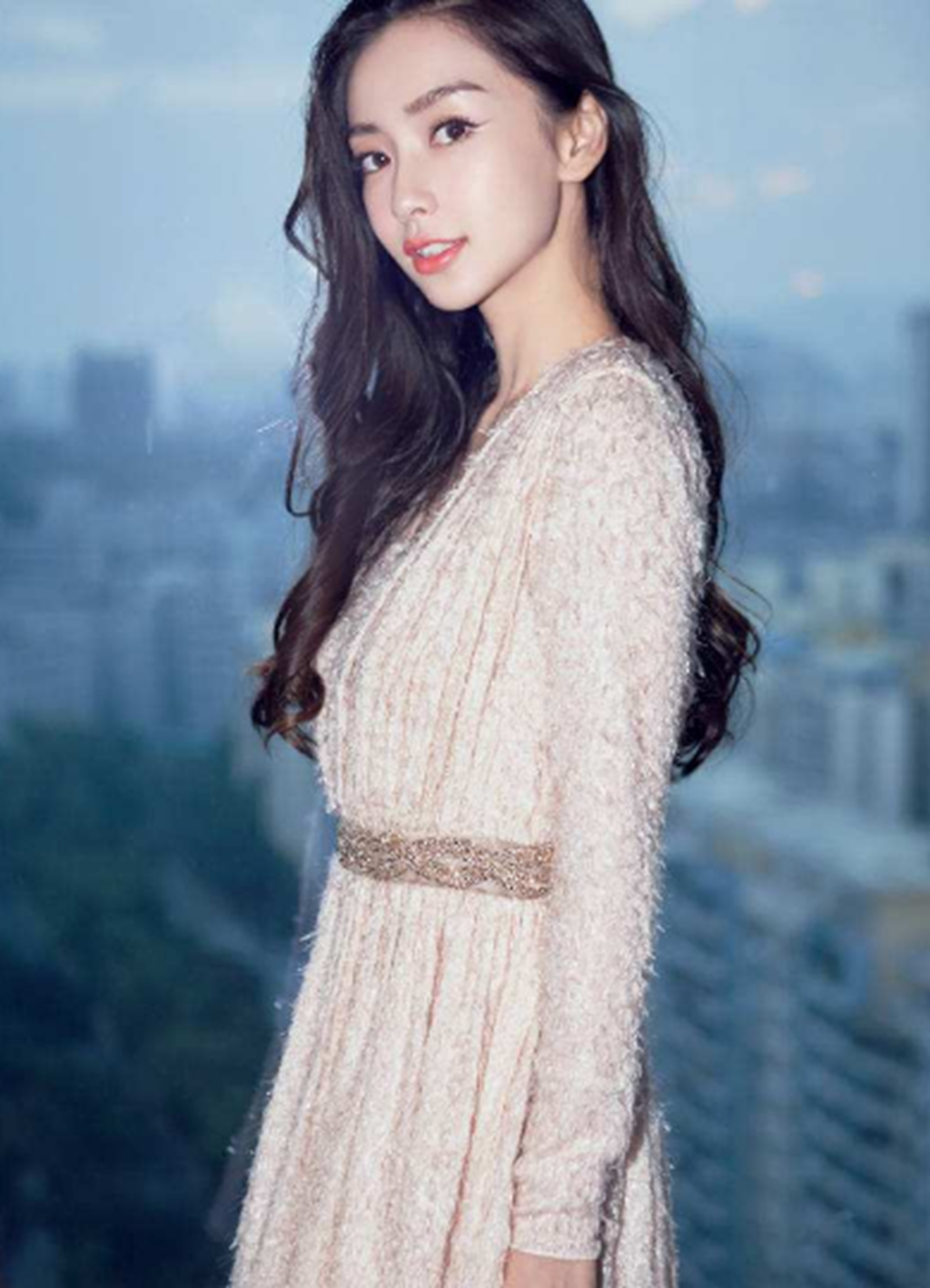 杨颖参加《新舞林大会》,一身运动装,肚子上的马甲线实力抢镜