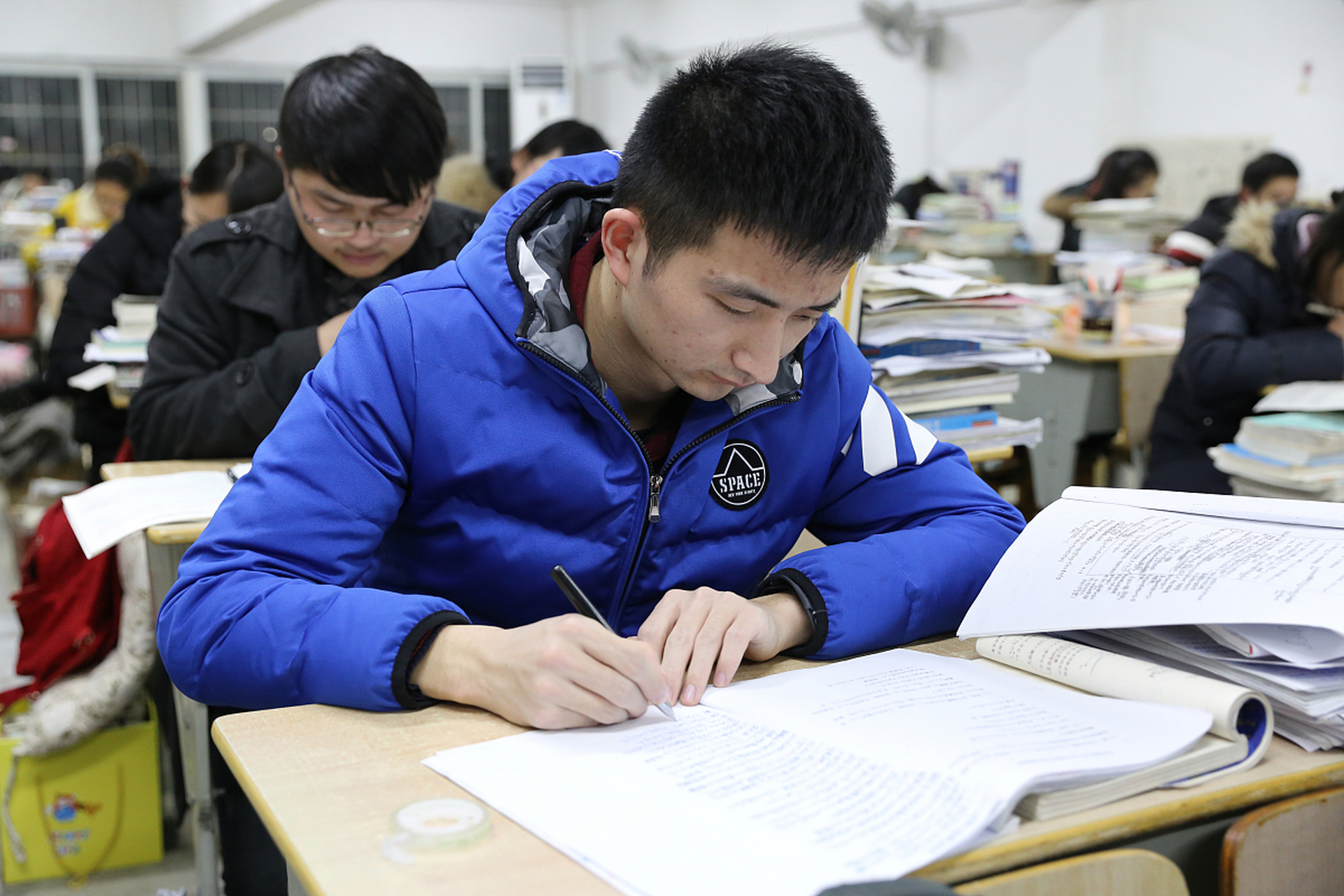 高考是人生中的一次重要考试,考生们在备考和全力以