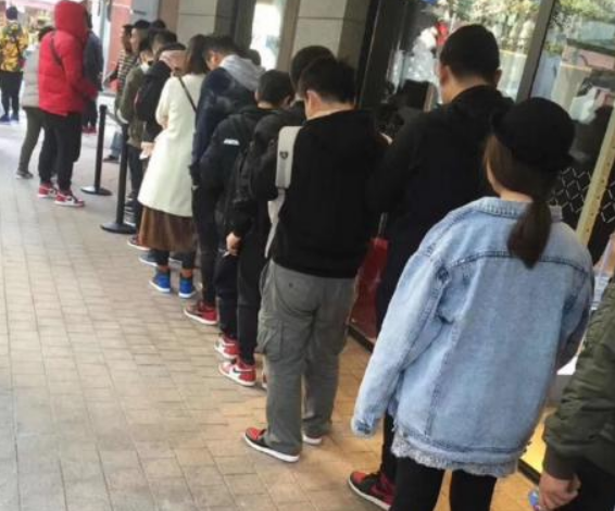 aj鞋那么贵,为什么有些人还要排队去买?