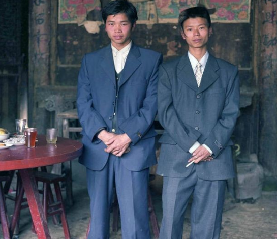 {90年代乡村人老照片:图一为两个人身着西装的年轻人!