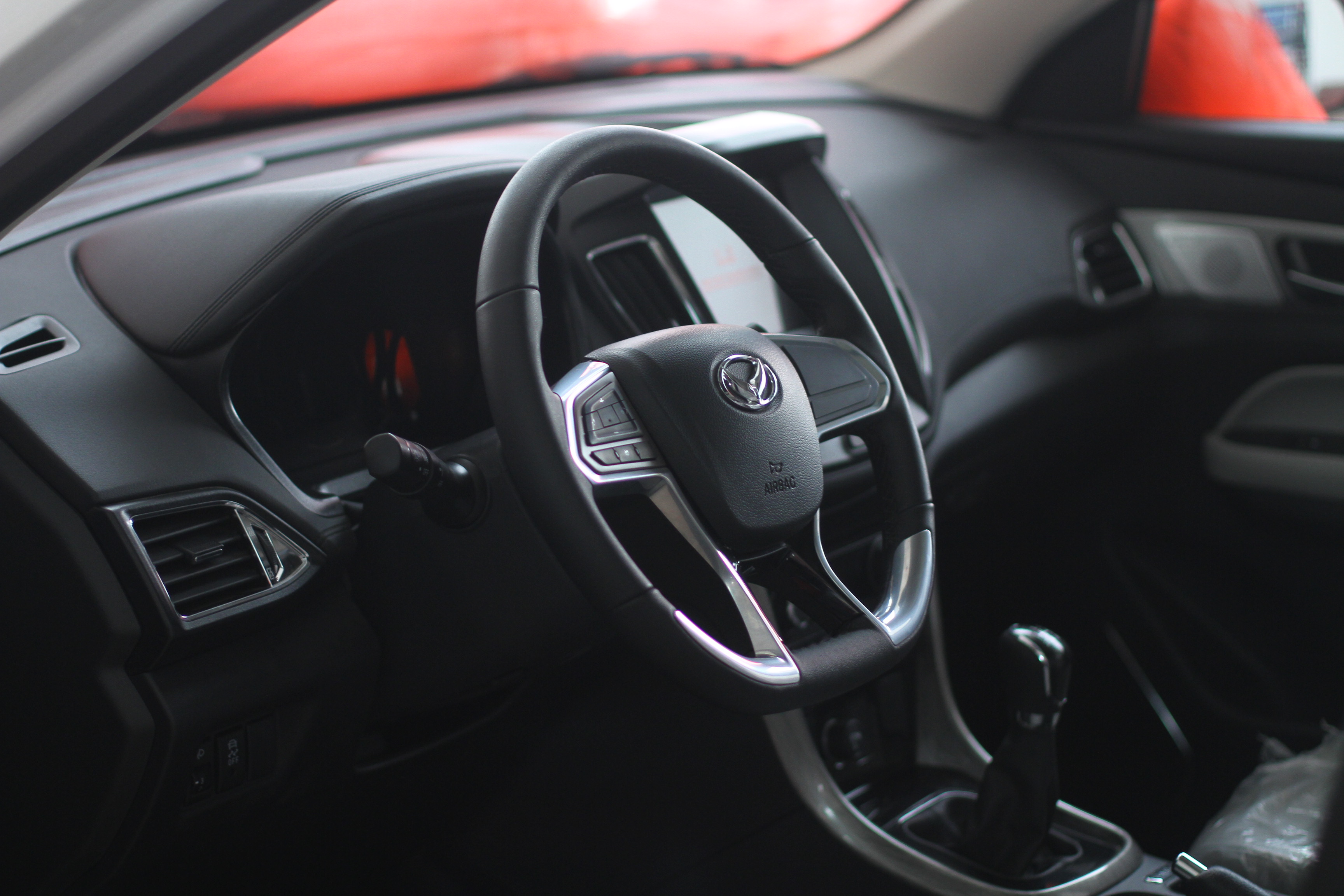 到店实拍,北汽幻速s5整体设计和使用性能不错,售价5到8万够亲民